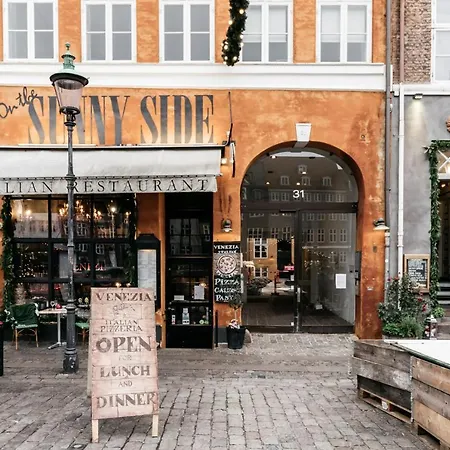 2br In Vibrant & Colourful Nyhavn Kopenhag