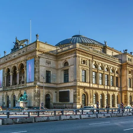 2br In Vibrant & Colourful Nyhavn *