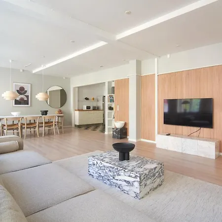 2br In Vibrant & Colourful Nyhavn Lejlighed