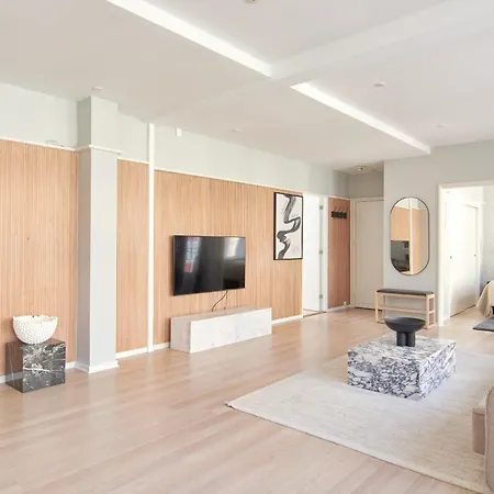 2br In Vibrant & Colourful Nyhavn Lejlighed