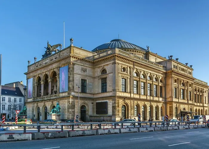 2br In Vibrant & Colourful Nyhavn *
