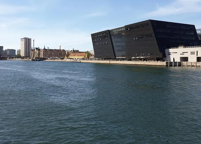 2br In Vibrant & Colourful Nyhavn