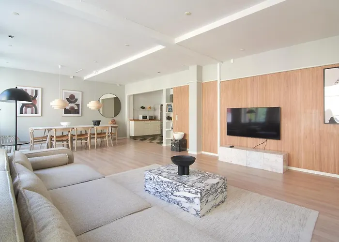 2br In Vibrant & Colourful Nyhavn Apartment