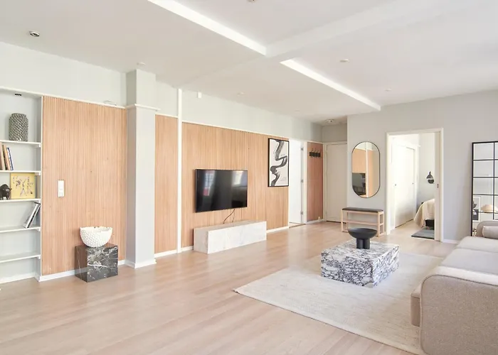 2br In Vibrant & Colourful Nyhavn Apartment